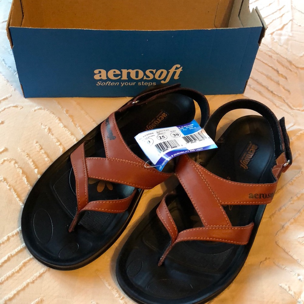 Size 9 NEW Aerosoft sandals